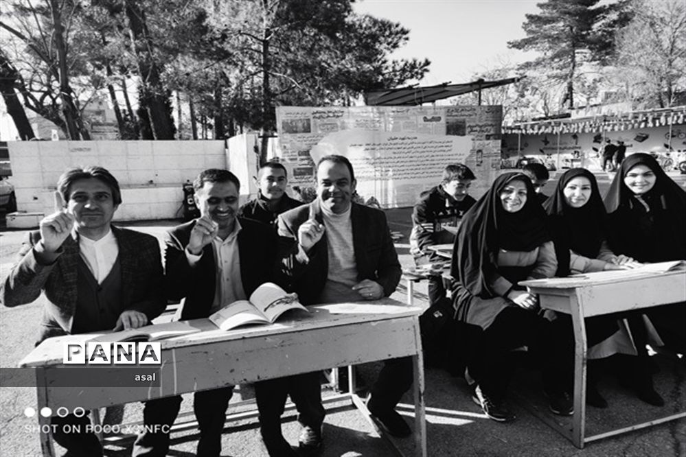 افتتاحیه جشنواره شصت برگ به یاد قصه‌های مجید در دبیرستان شهید حلبیان ناحیه ۴