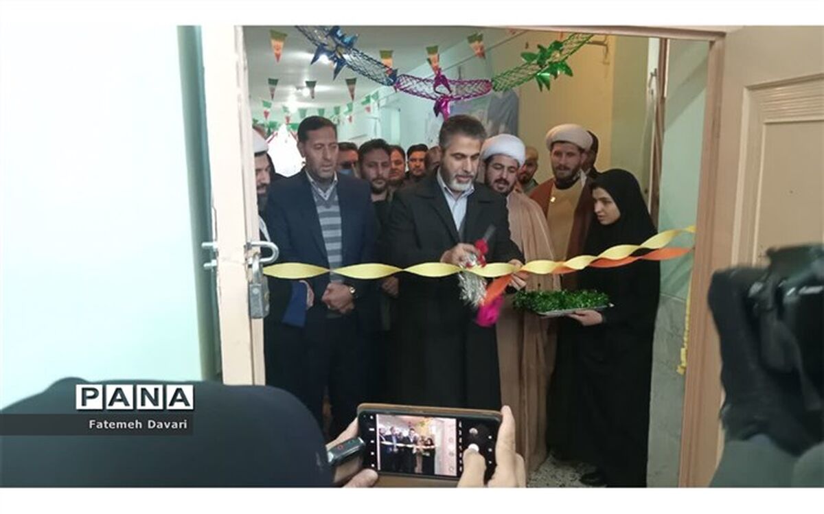 بازدید دبیرکل انجمن اسلامی دانش‌آموزان ‌از نمایشگاه‌های مدرسه انقلاب ‌فاروج