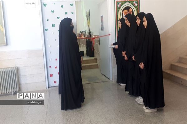 نمایشگاه مدرسه انقلاب در دبیرستان علم وادب ابرکوه