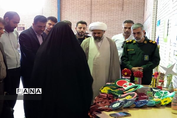 نمایشگاه دست سازه های دانش‌آموزی در جزیره هرمز