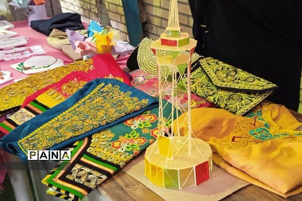 نمایشگاه دست سازه های دانش‌آموزی در جزیره هرمز