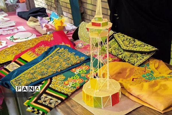 نمایشگاه دست سازه های دانش‌آموزی در جزیره هرمز