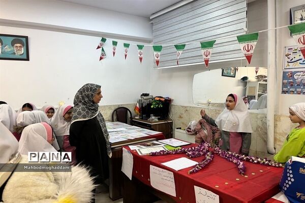نمایشگاه دست سازه‌های دانش‌آموزان در دبستان اشرفی اصفهانی منطقه ۱۳
