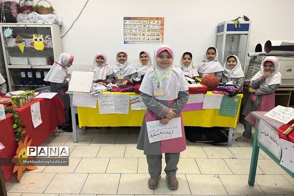 نمایشگاه دست سازه‌های دانش‌آموزان در دبستان اشرفی اصفهانی منطقه ۱۳