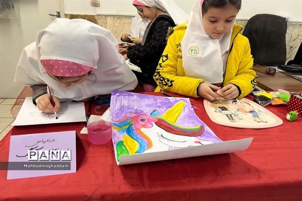 نمایشگاه دست سازه‌های دانش‌آموزان در دبستان اشرفی اصفهانی منطقه ۱۳