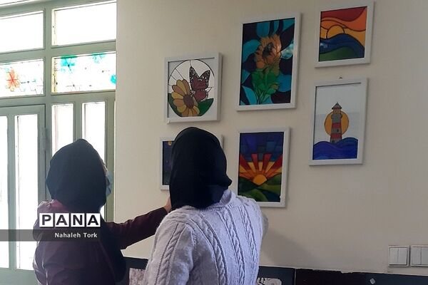 برگزاری نمایشگاه فرهنگ و هنر در هنرستان ایثار۲ ناحیه یک شهرری