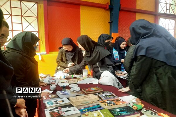 برگزاری بازارچه کارآفرینی و ویژه برنامه دهه فجر در دبیرستان مهشید مصلی نژاد ناحیه ۶ مشهد