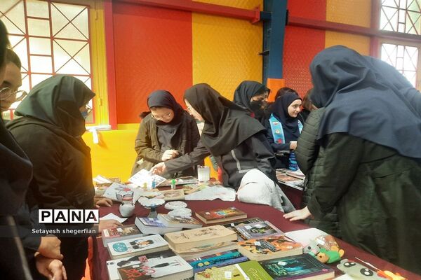 برگزاری بازارچه کارآفرینی و ویژه برنامه دهه فجر در دبیرستان مهشید مصلی نژاد ناحیه ۶ مشهد