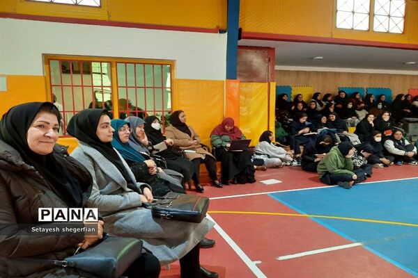 برگزاری بازارچه کارآفرینی و ویژه برنامه دهه فجر در دبیرستان مهشید مصلی نژاد ناحیه ۶ مشهد