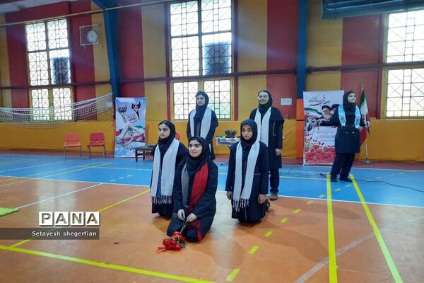 برگزاری بازارچه کارآفرینی و ویژه برنامه دهه فجر در دبیرستان مهشید مصلی نژاد ناحیه ۶ مشهد