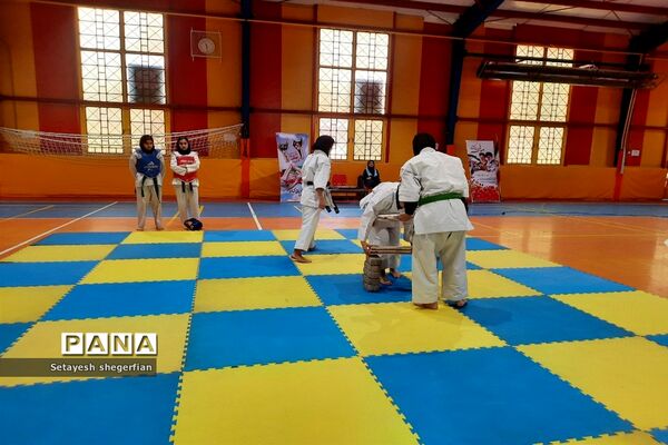 برگزاری بازارچه کارآفرینی و ویژه برنامه دهه فجر در دبیرستان مهشید مصلی نژاد ناحیه ۶ مشهد