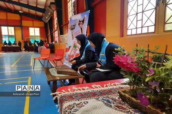 برگزاری بازارچه کارآفرینی و ویژه برنامه دهه فجر در دبیرستان مهشید مصلی نژاد ناحیه ۶ مشهد