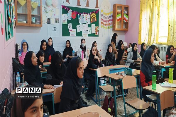 حال  و هوای انقلابی در مدرسه پنجم مهر به‌مناسبت دهه فجر