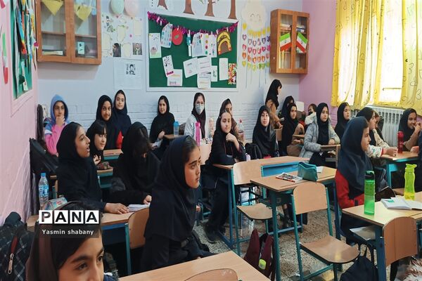 حال  و هوای انقلابی در مدرسه پنجم مهر به‌مناسبت دهه فجر
