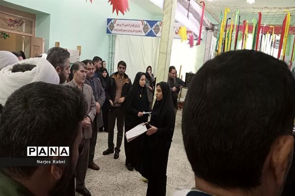 حضور دبیرکل اتحادیه انجمن های اسلامی دانش آموزان کشور در نمایشگاه مدرسه انقلاب