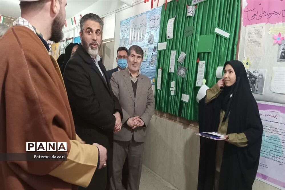 حضور دبیرکل اتحادیه انجمن های اسلامی دانش آموزان کشور در نمایشگاه مدرسه انقلاب