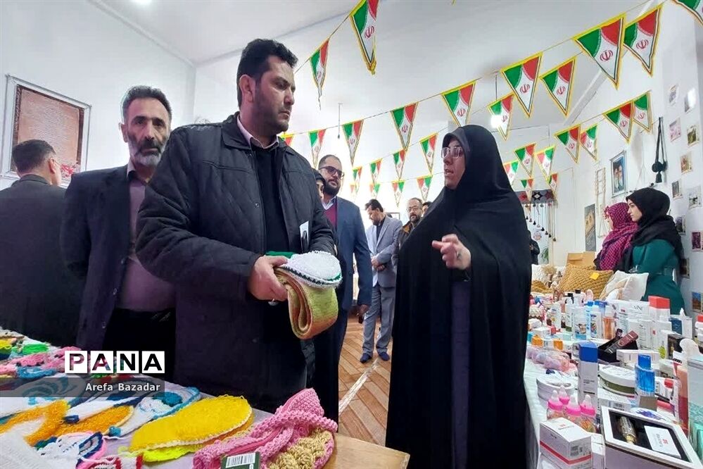 بازدید فرماندار نور از بازارچه کسب و کار کوچک بلده