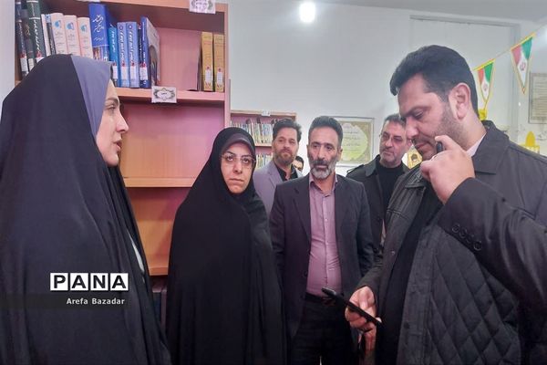 بازدید فرماندار نور از بازارچه کسب و کار کوچک بلده