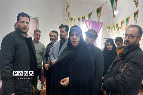 بازدید فرماندار نور از بازارچه کسب و کار کوچک بلده
