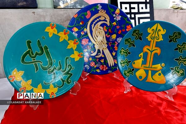 بازدید مدیرآموزش و پرورش کهریزک از نمایشگاه فرهنگ و هنر دبیرستان اولیاء ۳