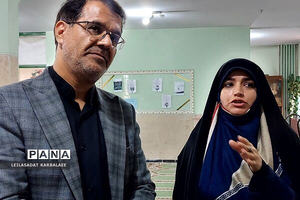 بازدید مدیرآموزش و پرورش کهریزک از نمایشگاه فرهنگ و هنر دبیرستان اولیاء ۳