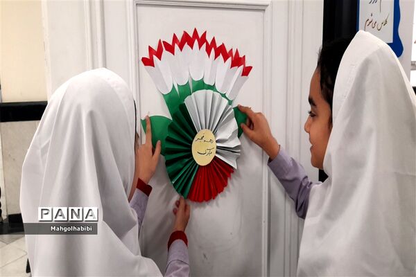 حال و هوای دهه‌ی فجر در دبستان عذرا پورشهریاری