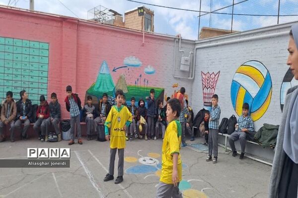 بازی‌ گروهی به‌مناسبت دهه فجر در آموزشگاه شیخ جنید پیشوا