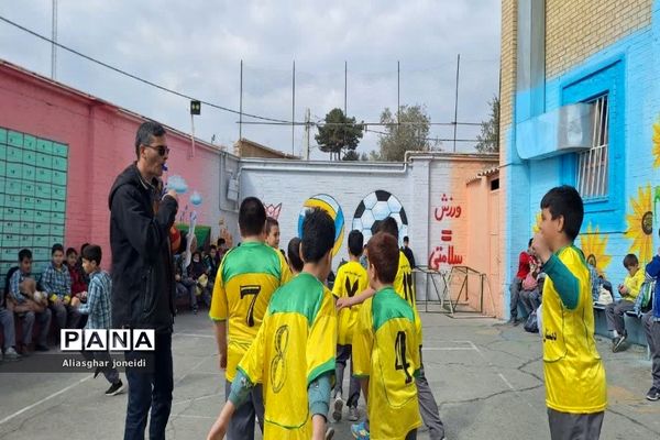 بازی‌ گروهی به‌مناسبت دهه فجر در آموزشگاه شیخ جنید پیشوا