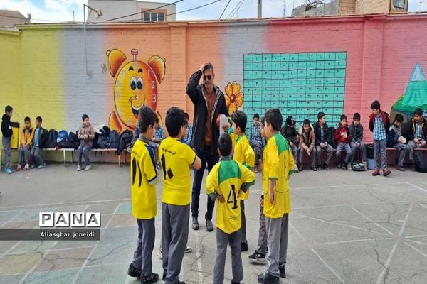 بازی‌ گروهی به‌مناسبت دهه فجر در آموزشگاه شیخ جنید پیشوا