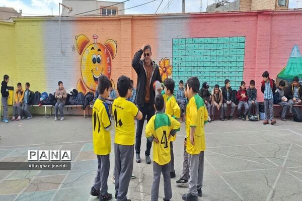 بازی‌ گروهی به‌مناسبت دهه فجر در آموزشگاه شیخ جنید پیشوا