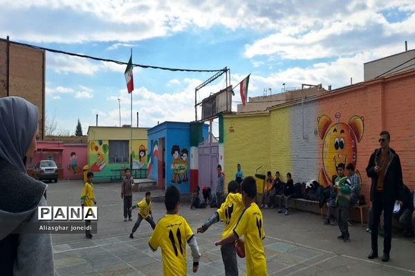 بازی‌ گروهی به‌مناسبت دهه فجر در آموزشگاه شیخ جنید پیشوا