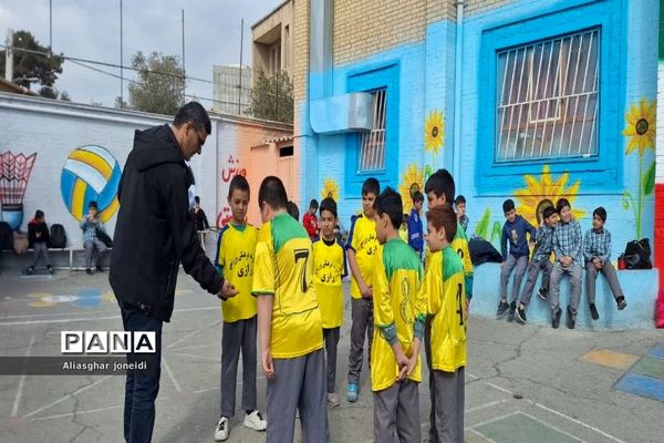 بازی‌ گروهی به‌مناسبت دهه فجر در آموزشگاه شیخ جنید پیشوا