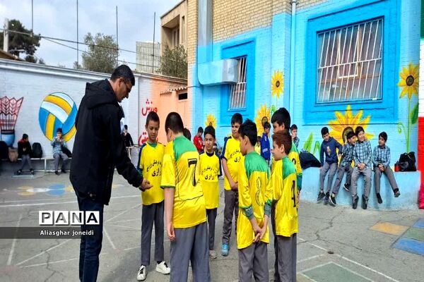بازی‌ گروهی به‌مناسبت دهه فجر در آموزشگاه شیخ جنید پیشوا