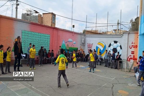 بازی‌ گروهی به‌مناسبت دهه فجر در آموزشگاه شیخ جنید پیشوا