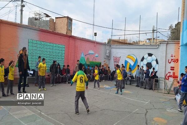 بازی‌ گروهی به‌مناسبت دهه فجر در آموزشگاه شیخ جنید پیشوا
