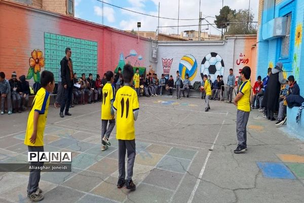 بازی‌ گروهی به‌مناسبت دهه فجر در آموزشگاه شیخ جنید پیشوا