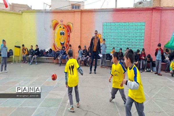 بازی‌ گروهی به‌مناسبت دهه فجر در آموزشگاه شیخ جنید پیشوا