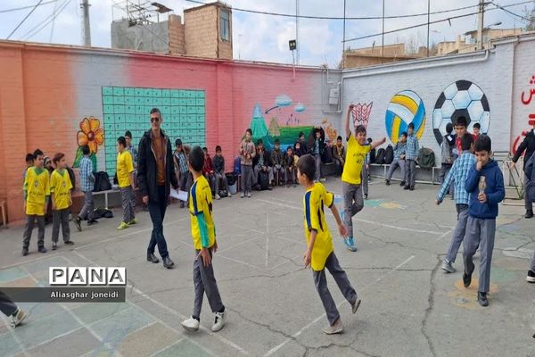 بازی‌ گروهی به‌مناسبت دهه فجر در آموزشگاه شیخ جنید پیشوا