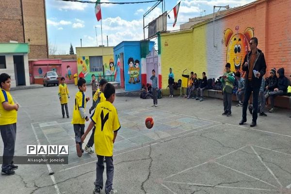 بازی‌ گروهی به‌مناسبت دهه فجر در آموزشگاه شیخ جنید پیشوا