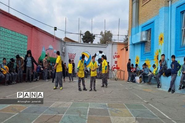 بازی‌ گروهی به‌مناسبت دهه فجر در آموزشگاه شیخ جنید پیشوا