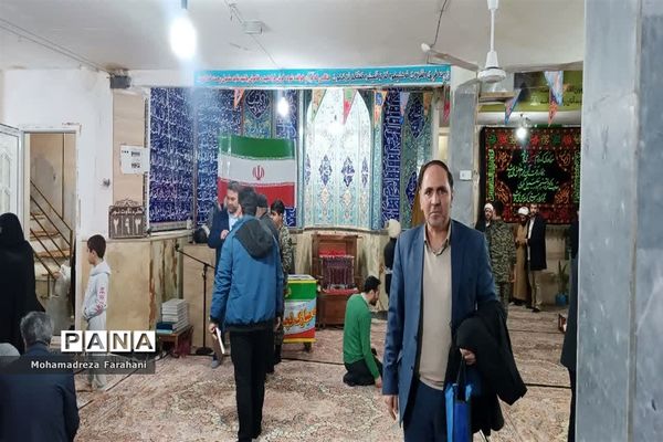 برگزاری میز خدمت در قرچک به‌مناسبت ایام دهه فجر