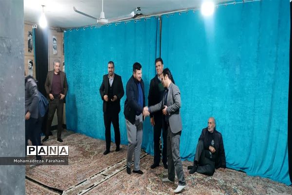 برگزاری میز خدمت در قرچک به‌مناسبت ایام دهه فجر