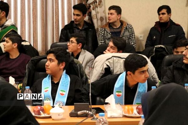 نشست صمیمانه معاون وزیر آموزش و پرورش با دانش آموزخبرنگاران پانا و نمایندگان مجلس دانش‌آموزی استان اردبیل