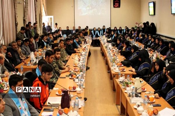 نشست صمیمانه معاون وزیر آموزش و پرورش با دانش آموزخبرنگاران پانا و نمایندگان مجلس دانش‌آموزی استان اردبیل