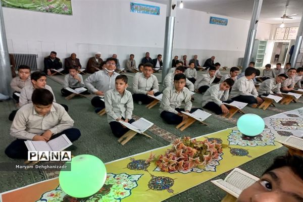 محفل انس با قرآن کریم در دبیرستان پسرانه دوره اول سیدالشهدا به‌مناسبت ایام الله دهه فجر در مهریز