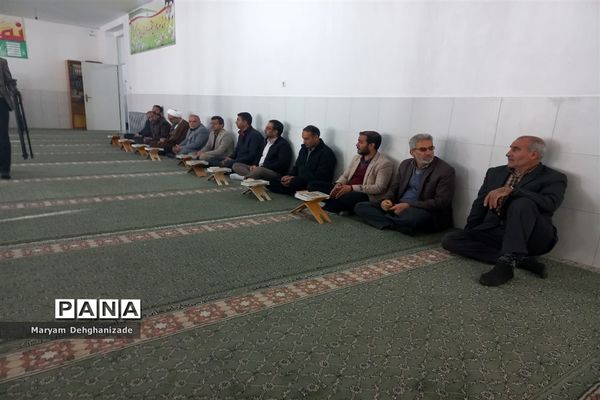 محفل انس با قرآن کریم در دبیرستان پسرانه دوره اول سیدالشهدا به‌مناسبت ایام الله دهه فجر در مهریز