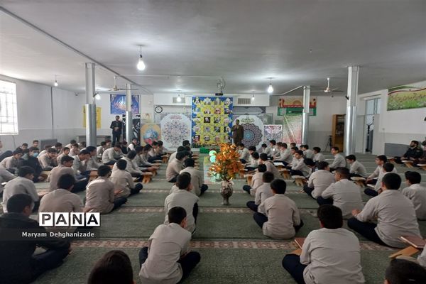 محفل انس با قرآن کریم در دبیرستان پسرانه دوره اول سیدالشهدا به‌مناسبت ایام الله دهه فجر در مهریز