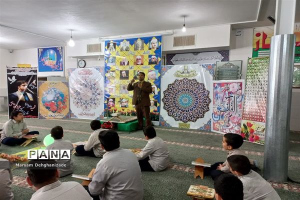 محفل انس با قرآن کریم در دبیرستان پسرانه دوره اول سیدالشهدا به‌مناسبت ایام الله دهه فجر در مهریز