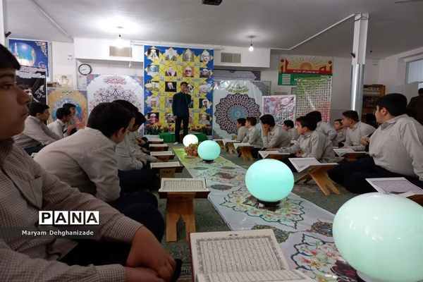 محفل انس با قرآن کریم در دبیرستان پسرانه دوره اول سیدالشهدا به‌مناسبت ایام الله دهه فجر در مهریز
