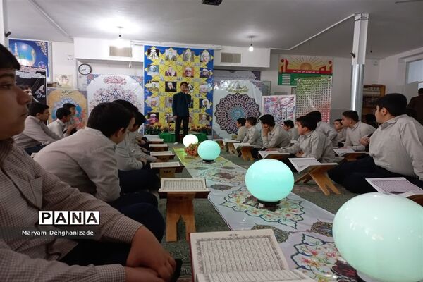 محفل انس با قرآن کریم در دبیرستان پسرانه دوره اول سیدالشهدا به‌مناسبت ایام الله دهه فجر در مهریز